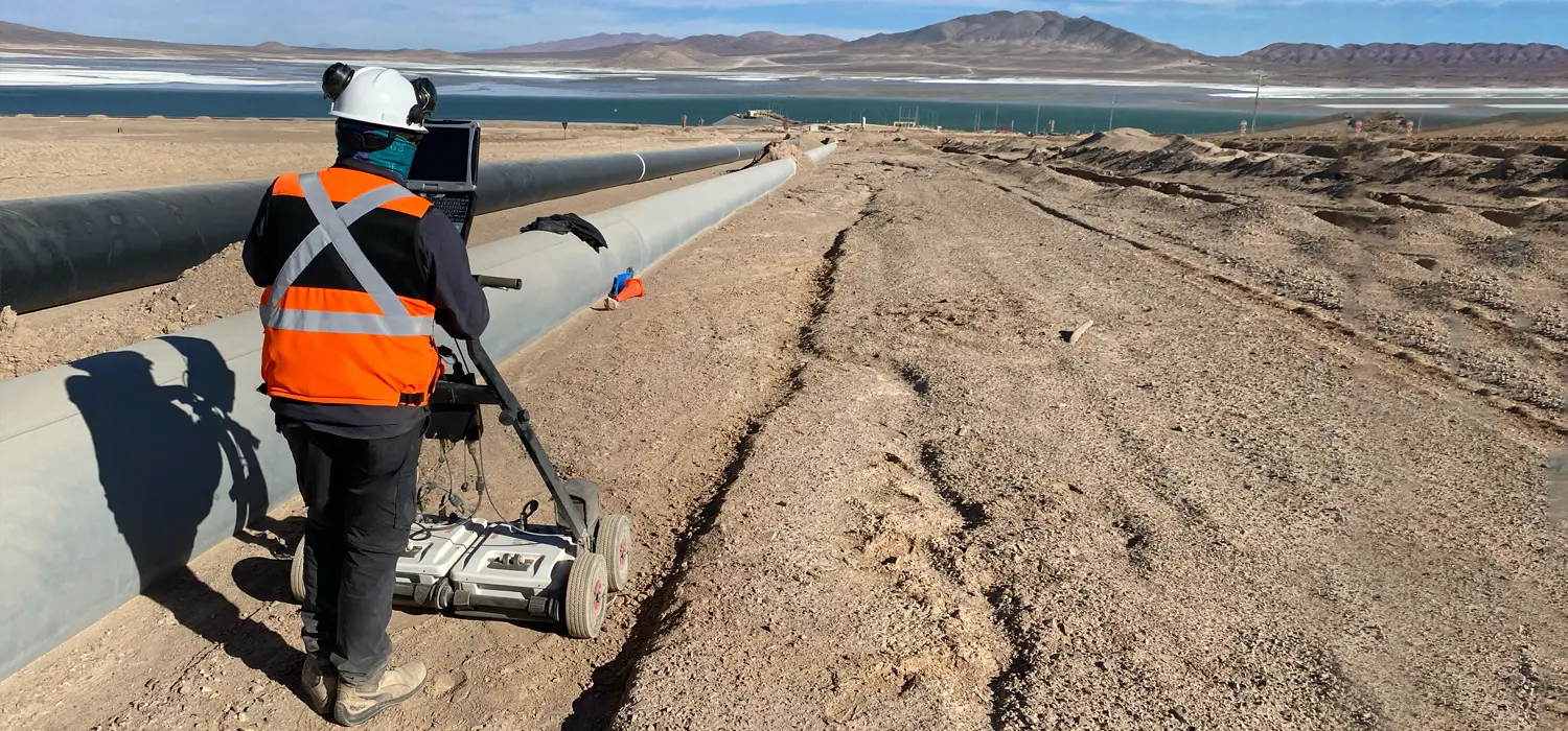 Técnico operando georadar GPR en terreno para un proyecto de minería en Chile