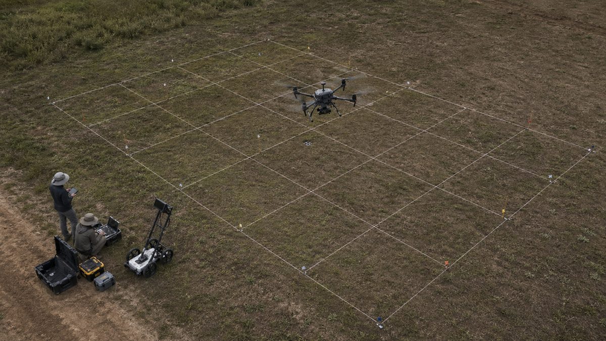 Plano cenital de dron y grilla de prospecci&oacute;n para detecci&oacute;n de minas con GPR