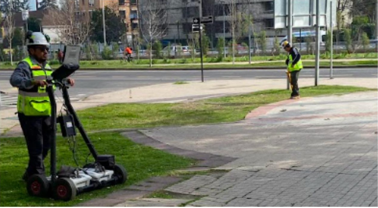 Profesional operando un georradar GPR durante una capacitación práctica en terreno.