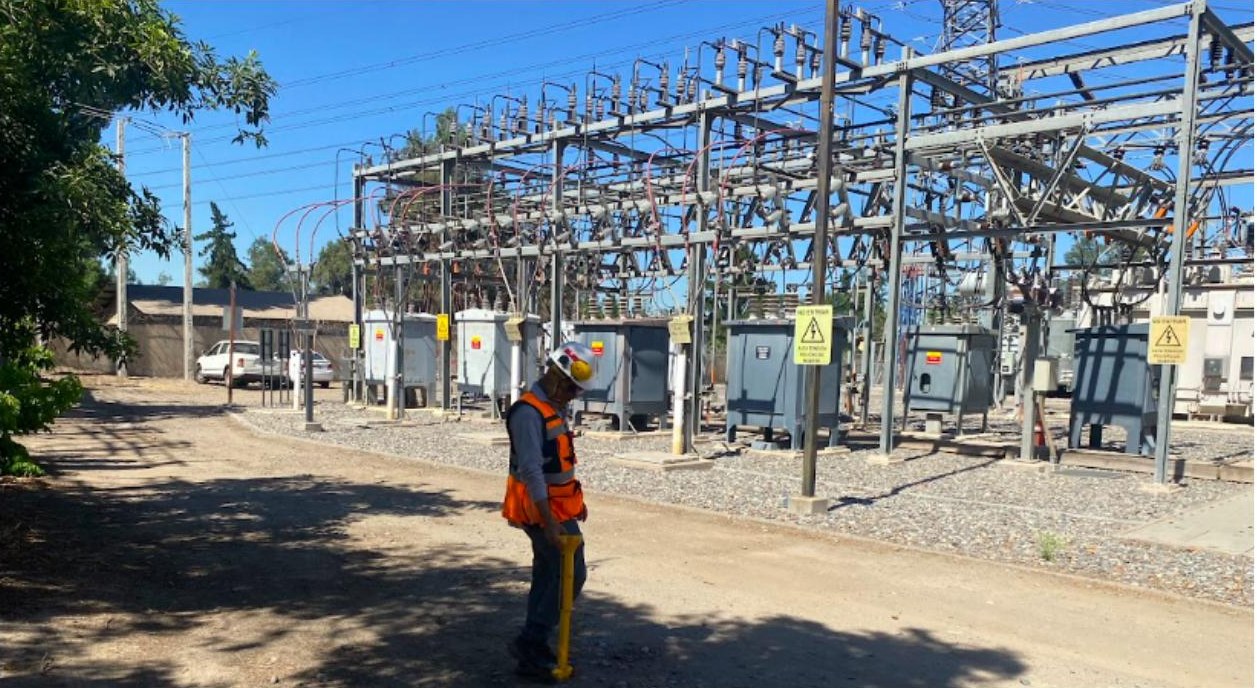 Profesional utilizando un localizador electromagnético LEM en una instalación técnica.